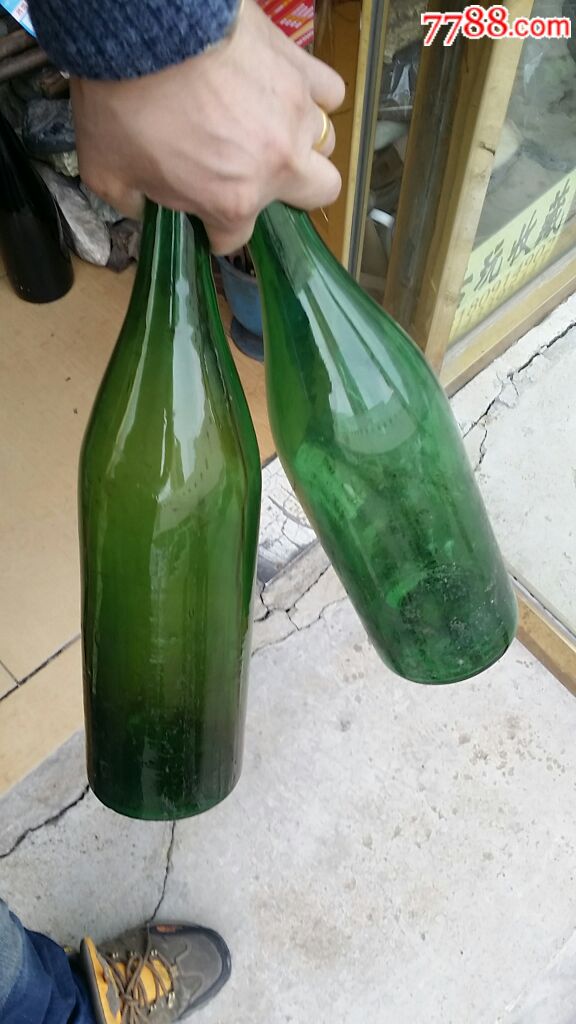 绿棒子大酒瓶两只
