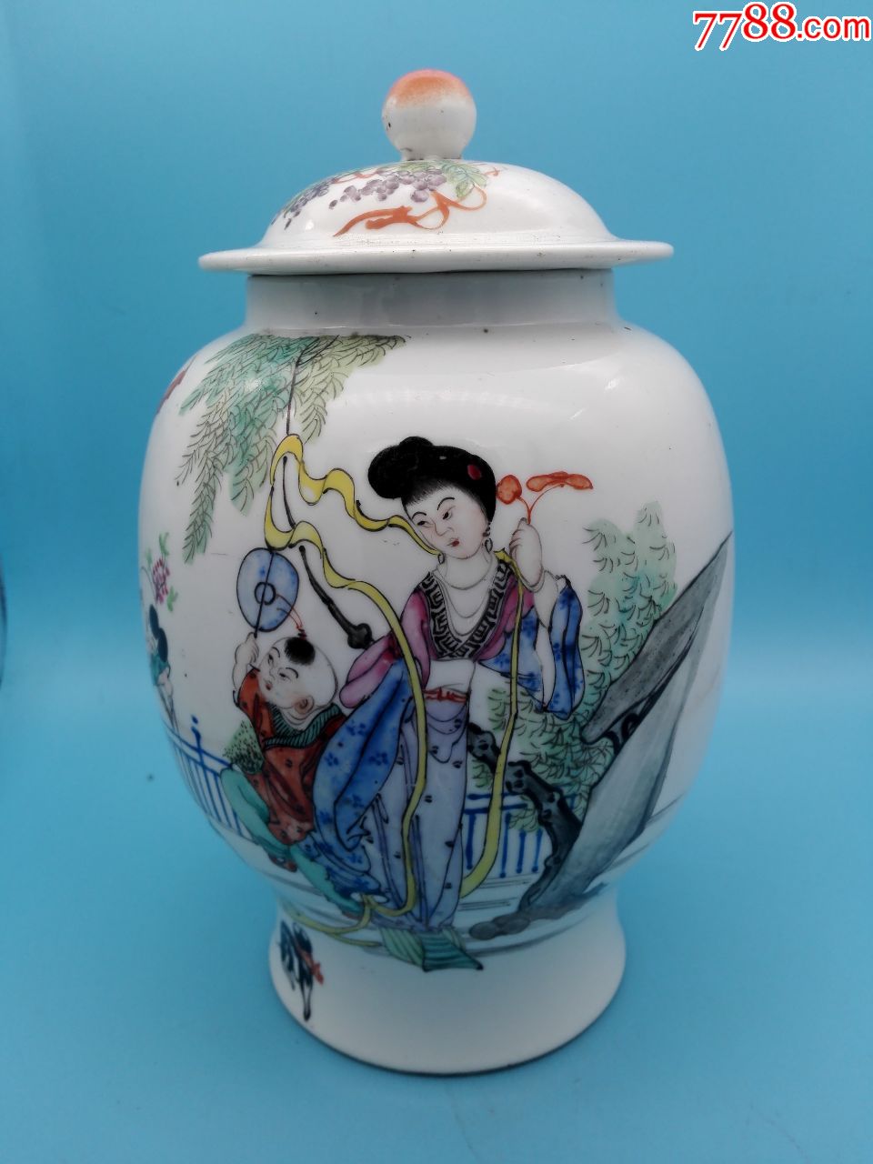 民国永丰作粉彩美人婴戏纹灯笼罐