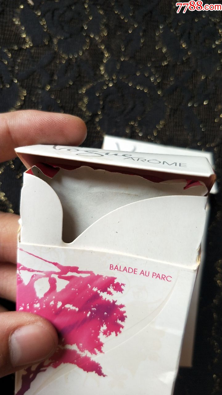 vogue天堂鸟3d烟盒(一对和售,比上次拍卖的品差一些)