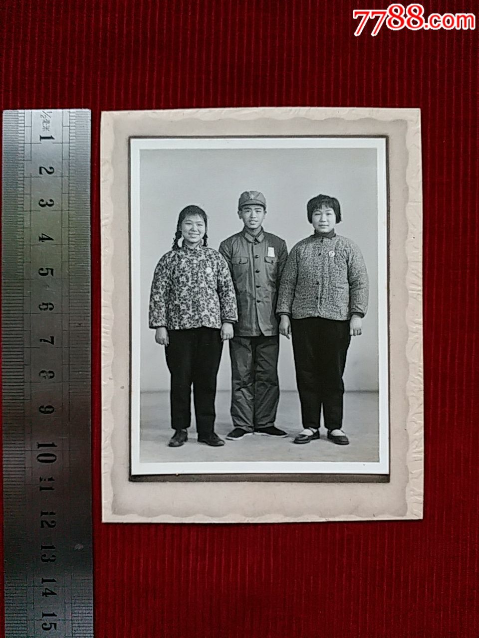 文革【兄弟姐妹佩章合影】,老照片_第1张_7788老照片