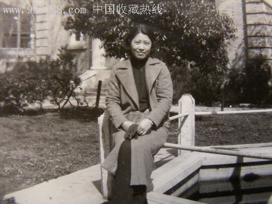 民国老照片:漂亮女教师在校园内鹤池边留影.原版.