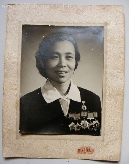 建国初期老照片:戴满奖章的美女劳模,还镶着金牙!