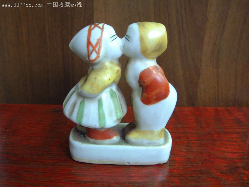 娃娃亲嘴旧瓷器摆件
