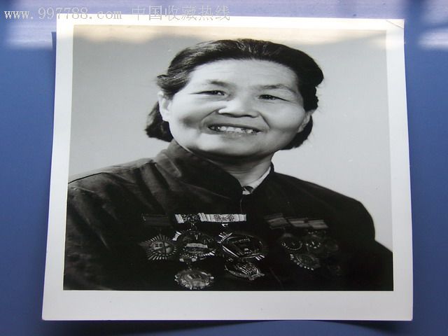 70年代-----女劳模老照片一件【挂满奖章】