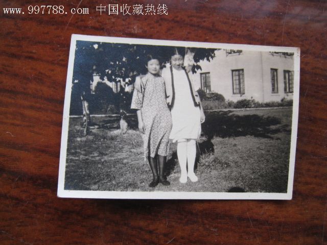 学校操场边俩穿白袜子与黑袜子的民国美女