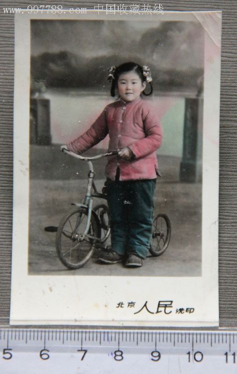 推三轮车梳小辫的小女孩5.6*8.