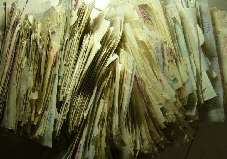 发票及各类单据凭证等一堆