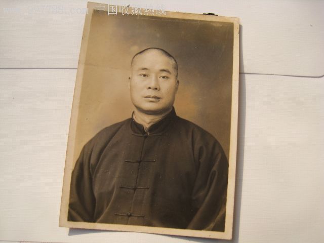 胖嘟嘟穿整洁对襟褂的民国中年男人照片(背后有毛笔题字)