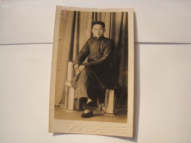 年日统区穿民俗服装棉长衫戴了幅金丝边眼镜的民国帅哥在南京,老照片