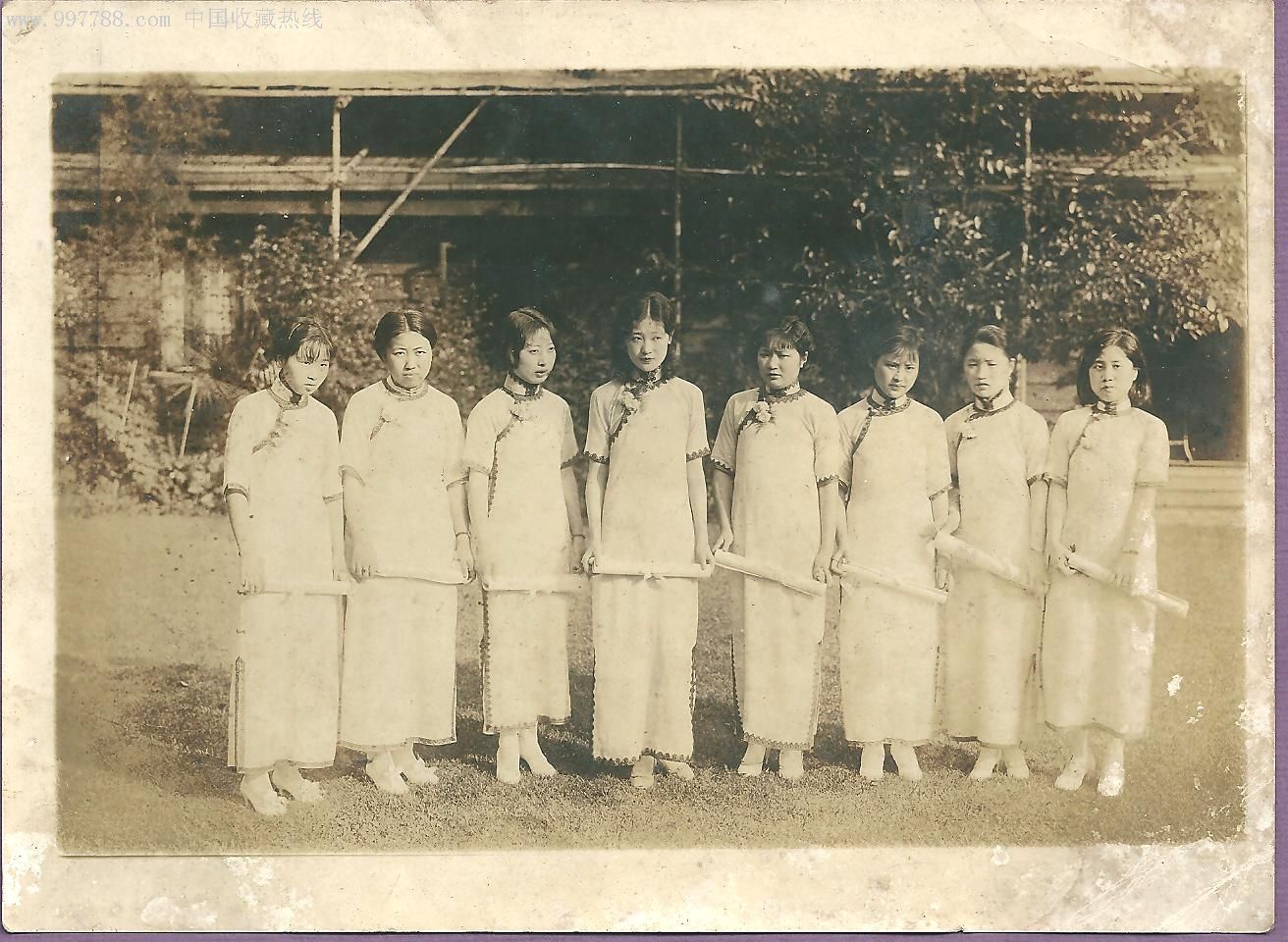 民国旗袍女子8人合影【尺寸16.5/12厘米】