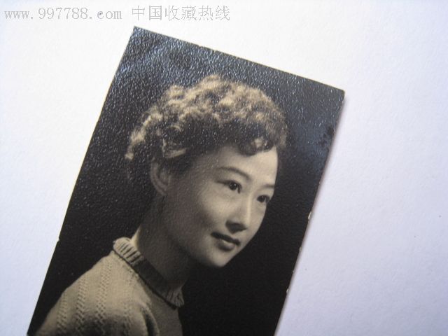 五十年代后期城市里的清纯卷发美少妇