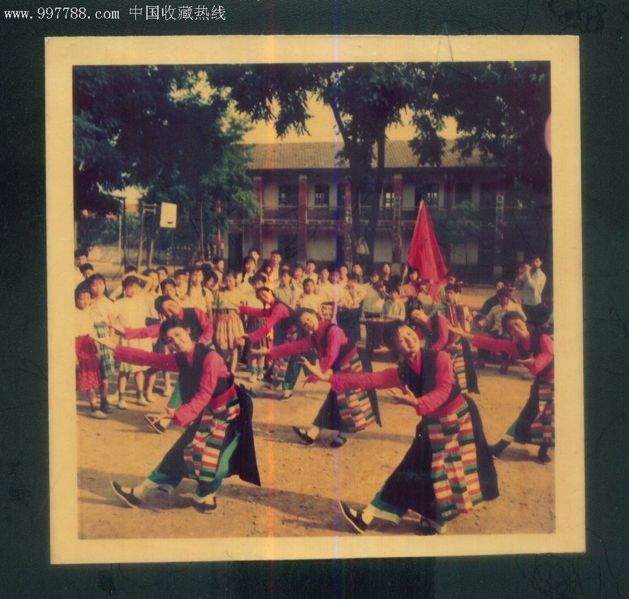老照片—学校里歌舞表演