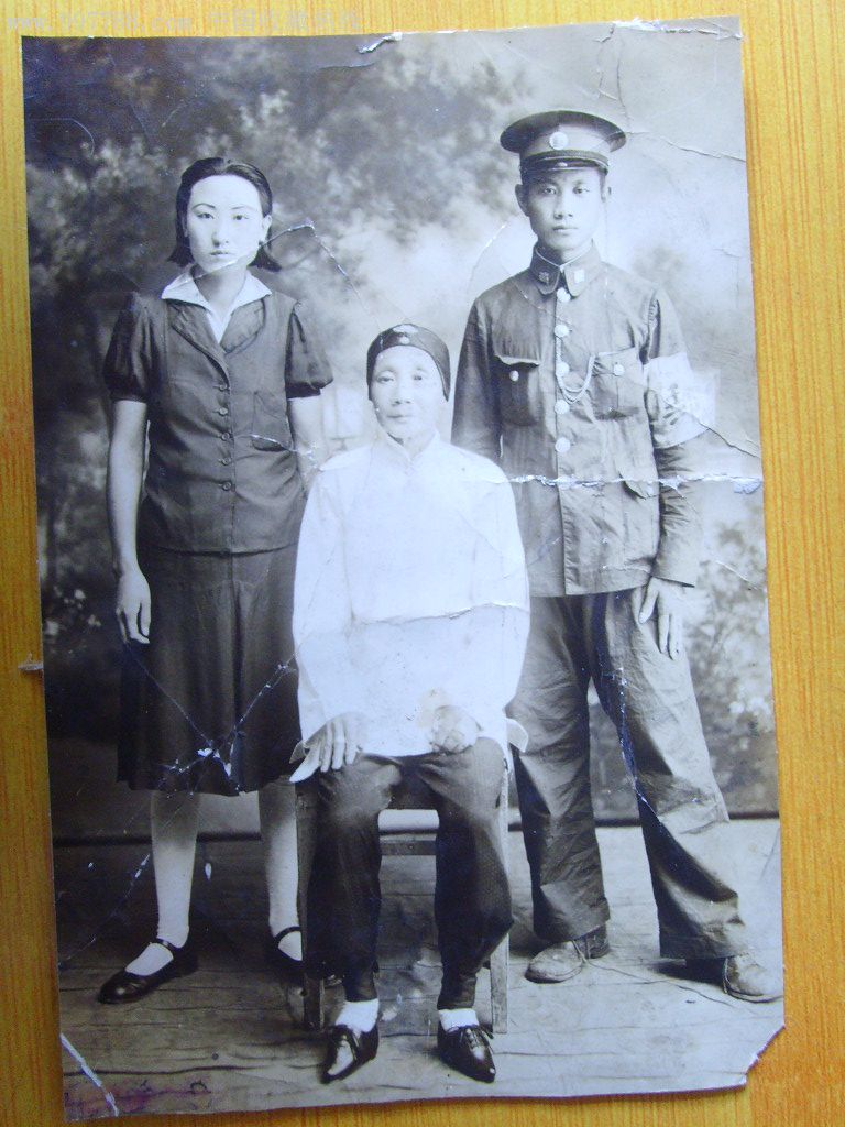 民国邮差着装及家人温馨照"罕"