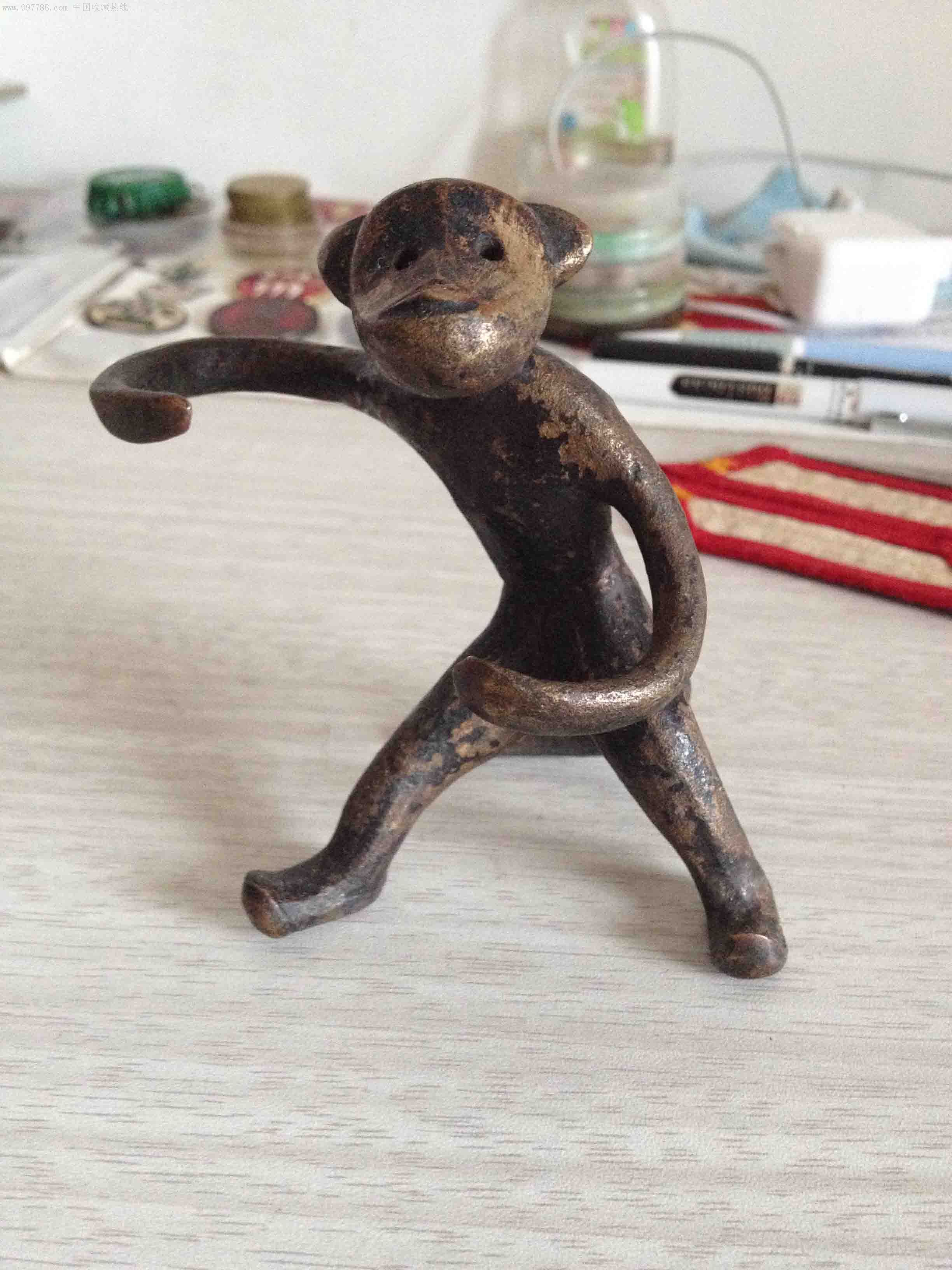 精致的铜猴子摆件