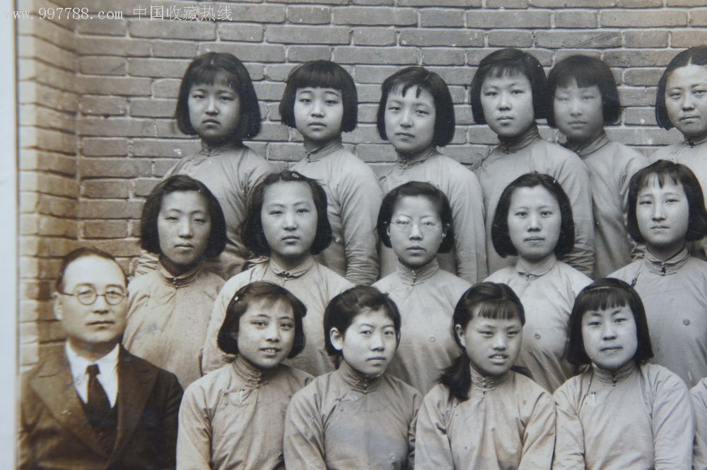 一九三九年坤光生物学班乙组,留影,全是短发女学生16.2*8.