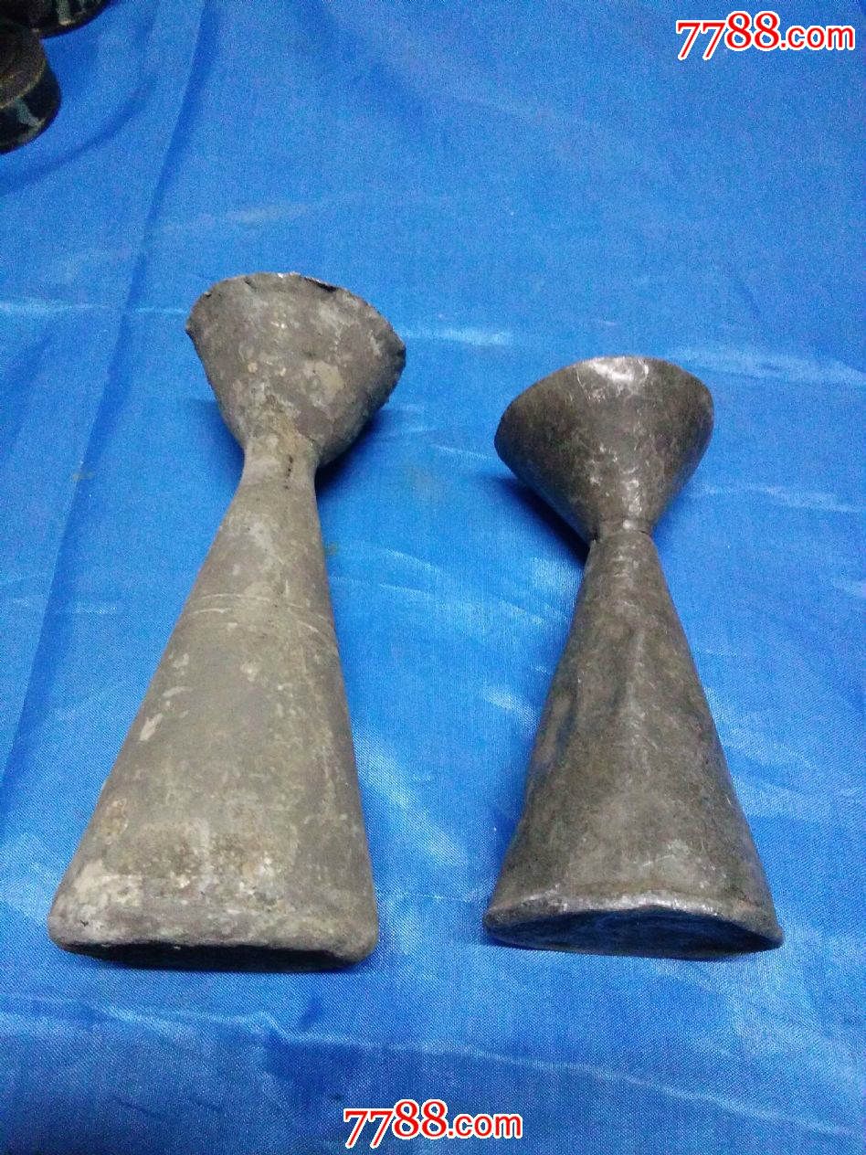 两个锡或铅酒壶