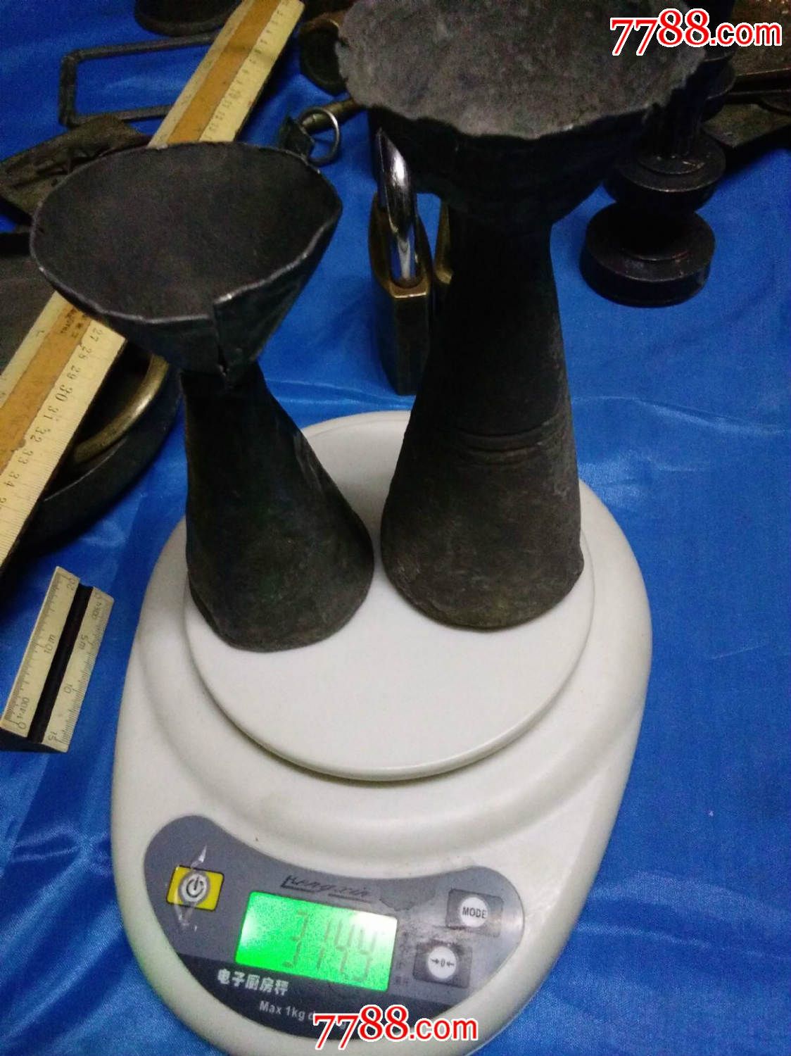 两个锡或铅酒壶