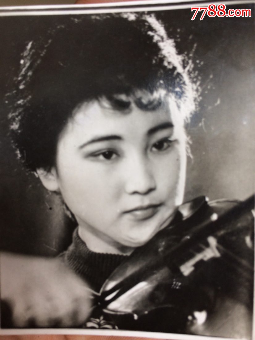 70年代美女美人拉琴3寸老照片