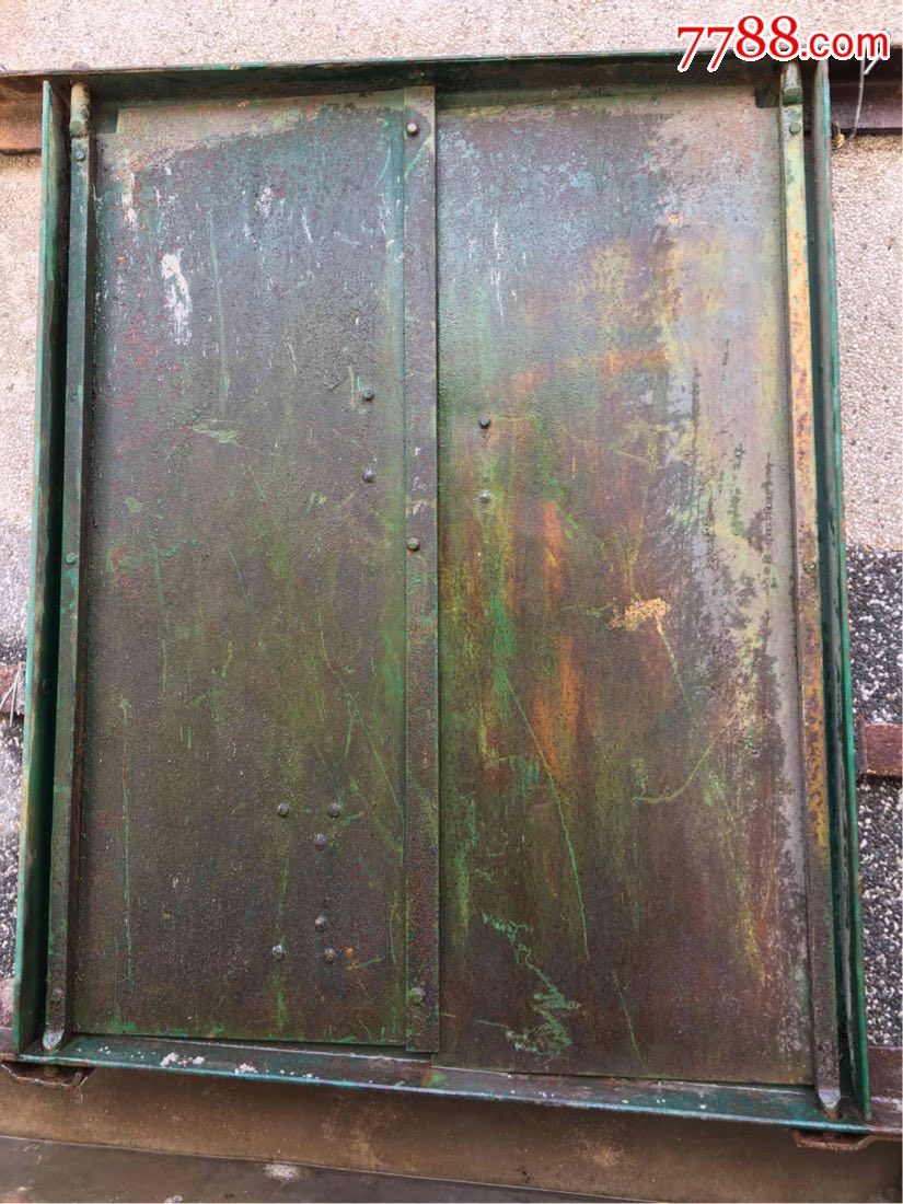 民国碉楼旁边的铁窗