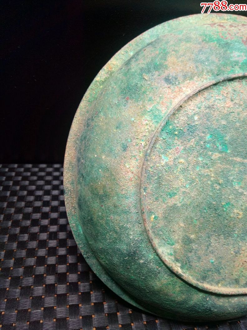 【名称】青铜盘【尺寸】高2.9厘米,宽17厘米