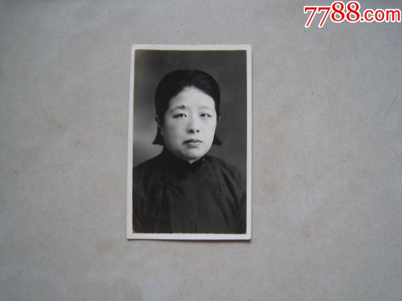 民国老照片旗袍女子半身照