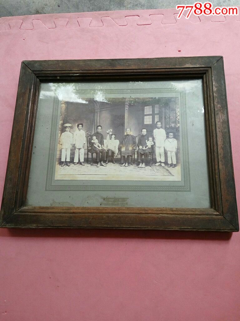 带木相框的民国家庭合照