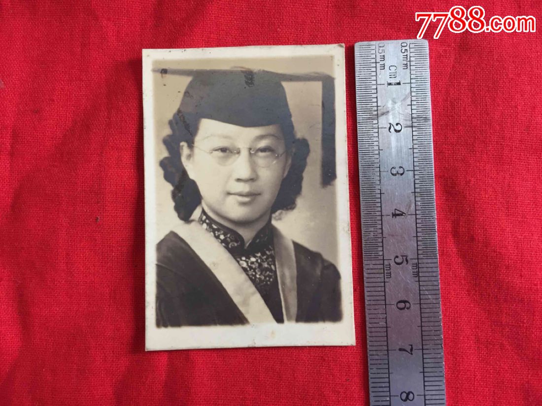 民国老照片戴眼镜的美女大学生