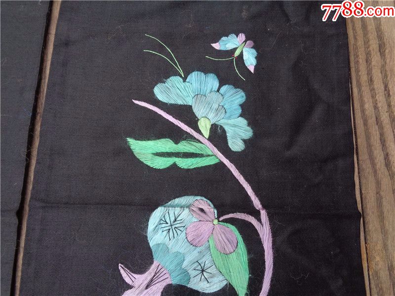 清代花蝶佛手石榴纹长绣品一对