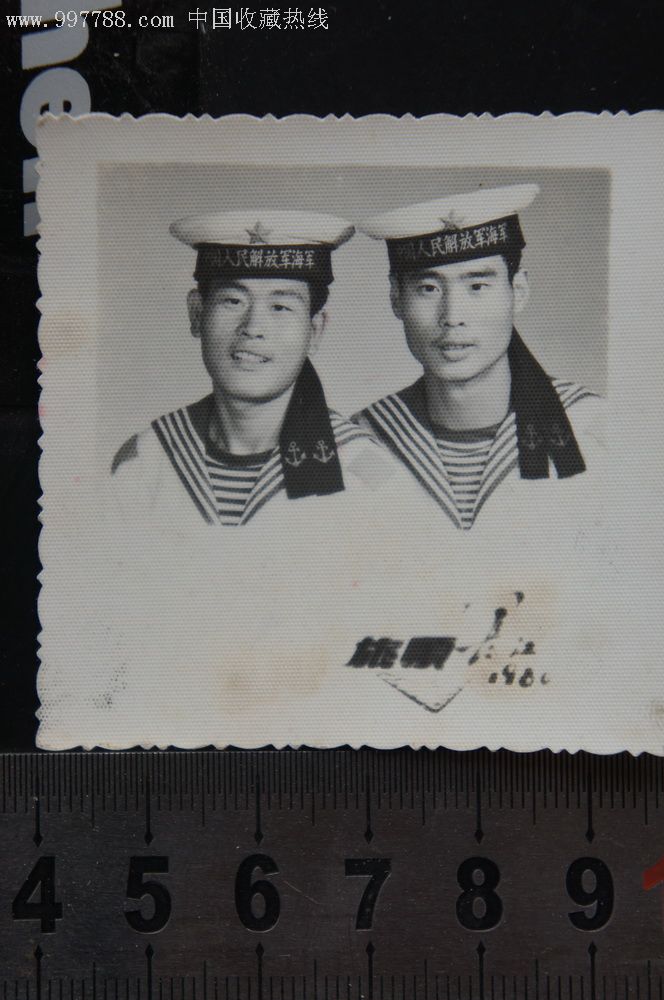 两名海军战士合影5.7*5.