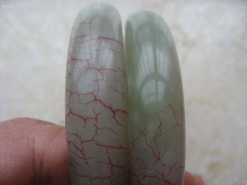 一对血丝玉镯(一大一小)