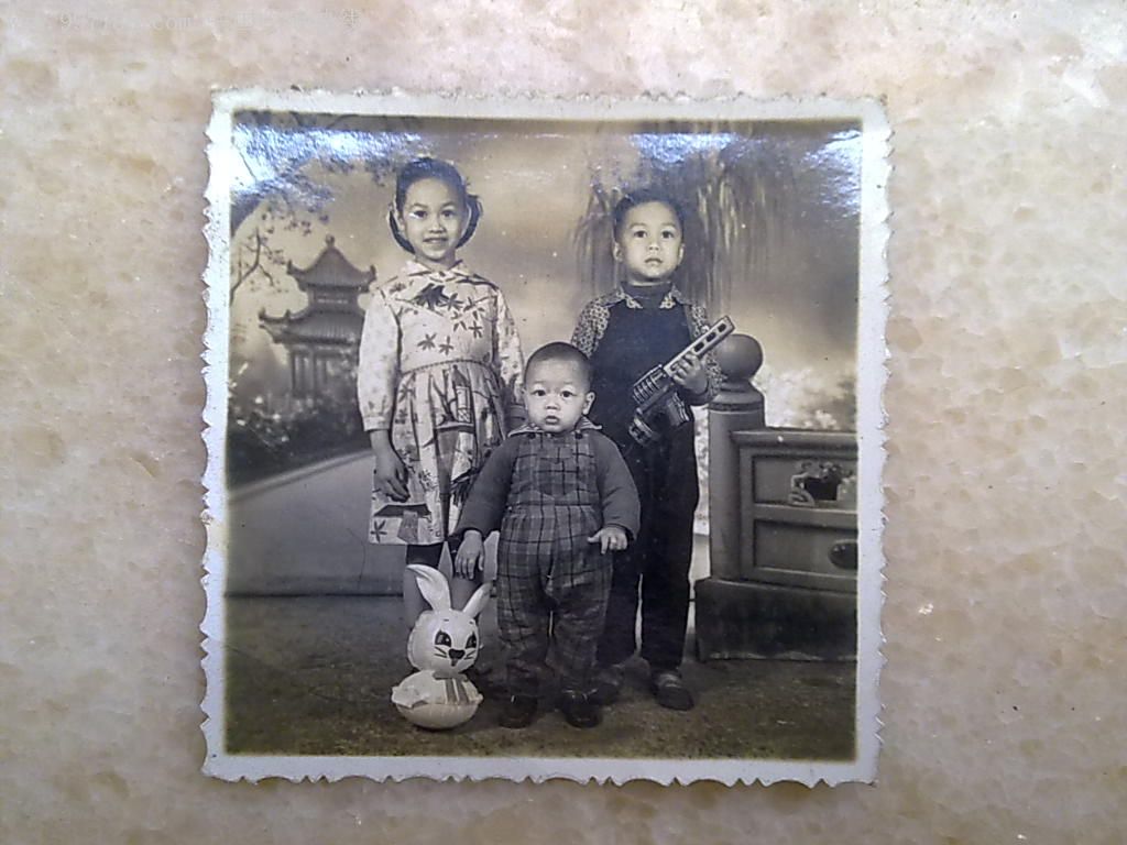 童年姐弟三人合影