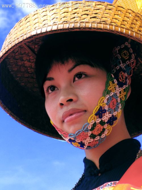 手拿渔民帽的渔家闺秀