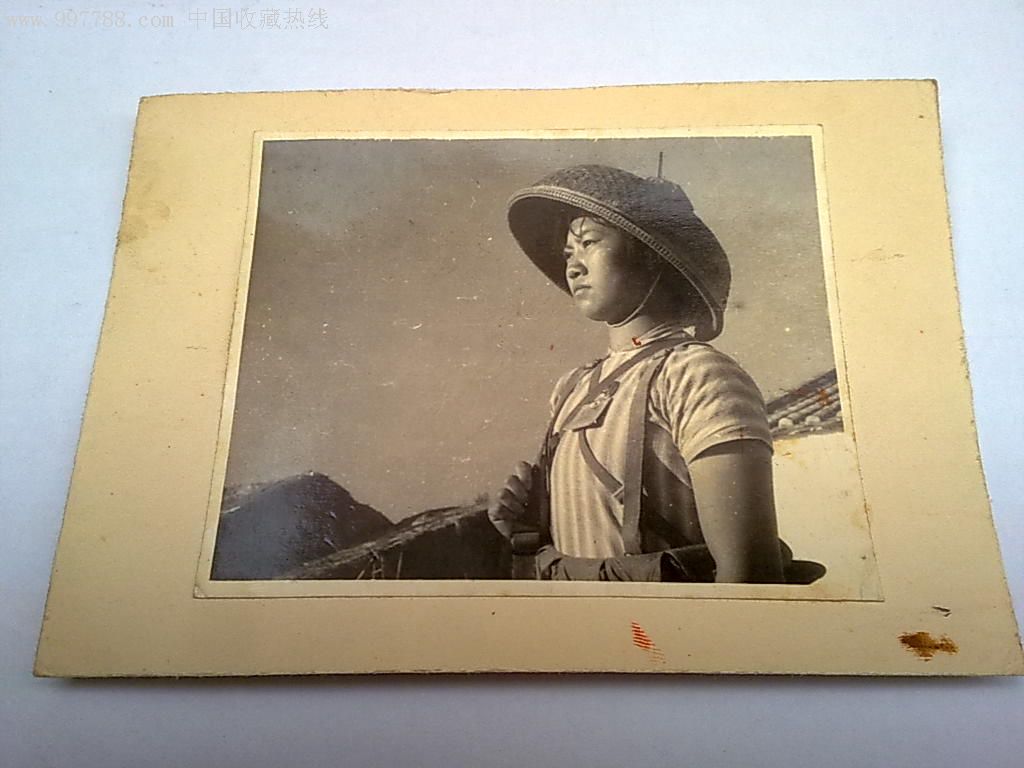 头戴渔民帽肩背枪的渔家女民兵_第1张_7788收藏__中国收藏热线