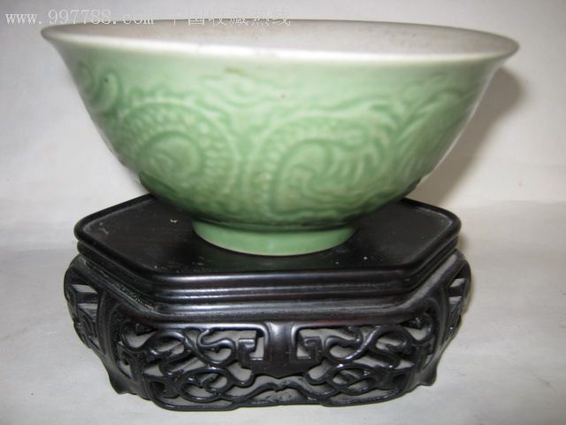 解放初期龙泉釉暗刻二龙戏珠碗