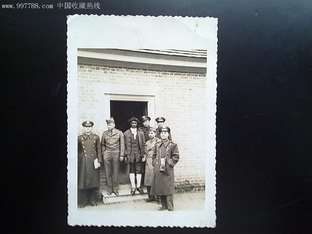 四个国民党军官在美国旧金山同外国兵合影-老照片--se8574225-零售