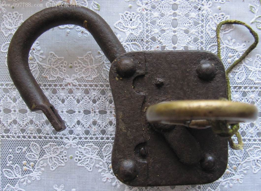 民国时期进口的带风雨门的大型铁锁