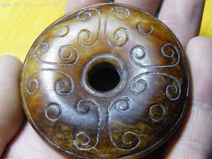 出土明代螭龙玉璧