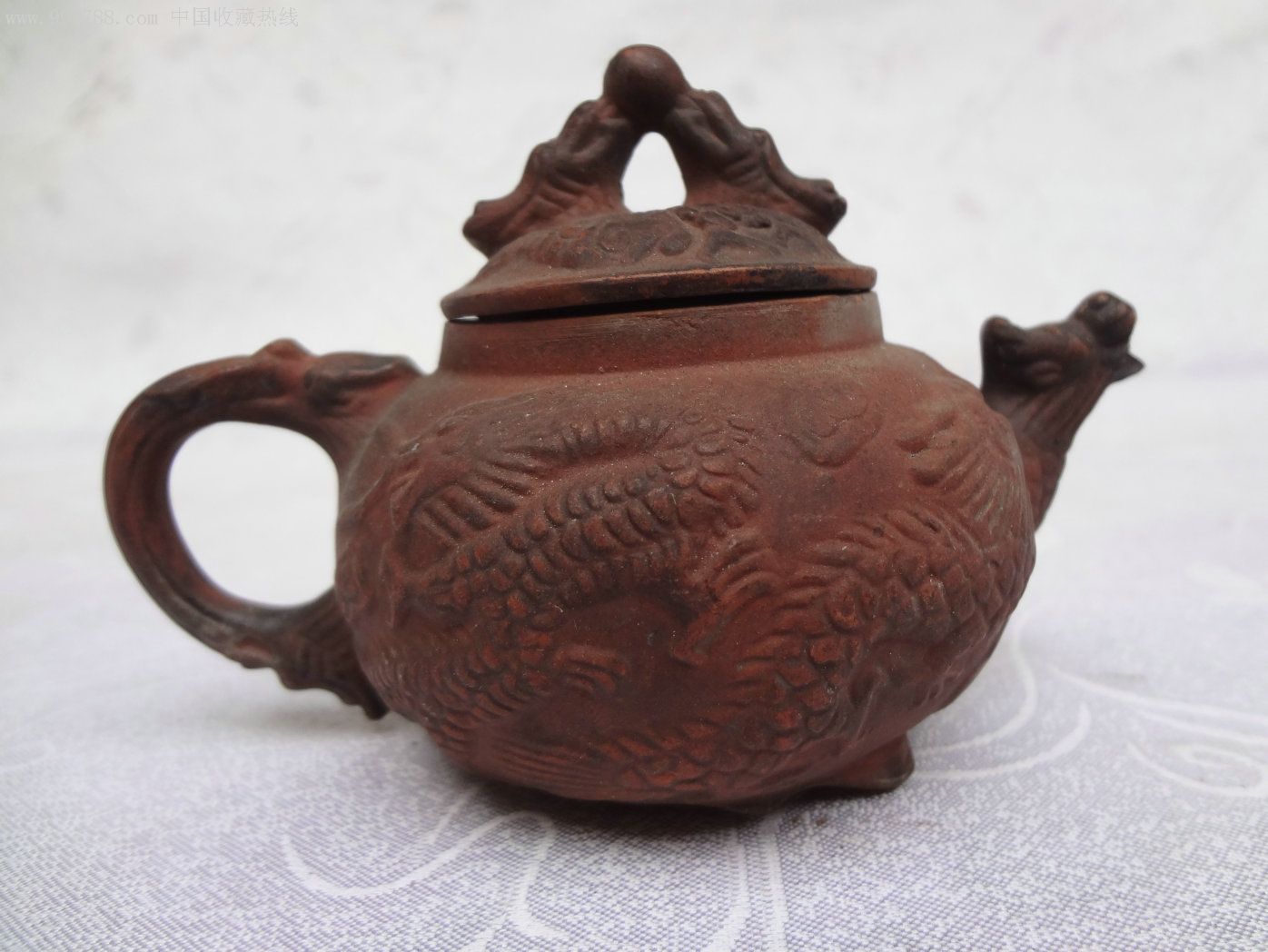 龙纹三足紫砂壶