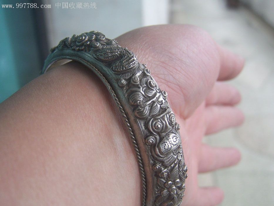 一支清代银质好的高浮雕老银手镯全品