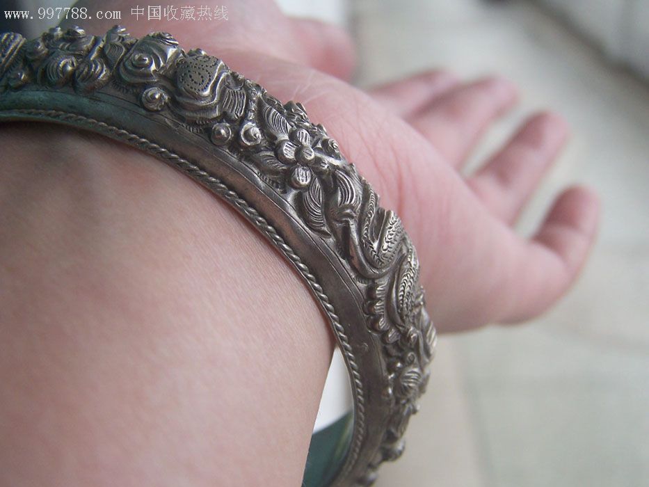 一支清代银质好的高浮雕老银手镯全品