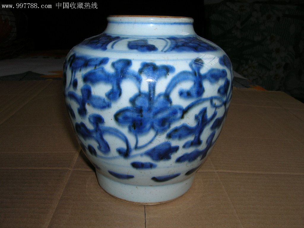 明代树叶款青花缠枝罐