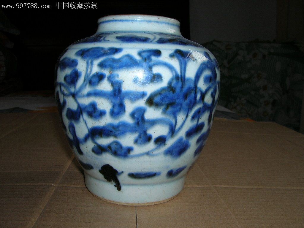明代树叶款青花缠枝罐