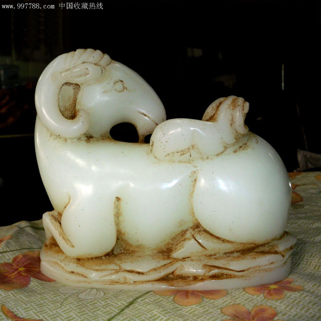 蒙古羊脂白玉羊—舐犊情深