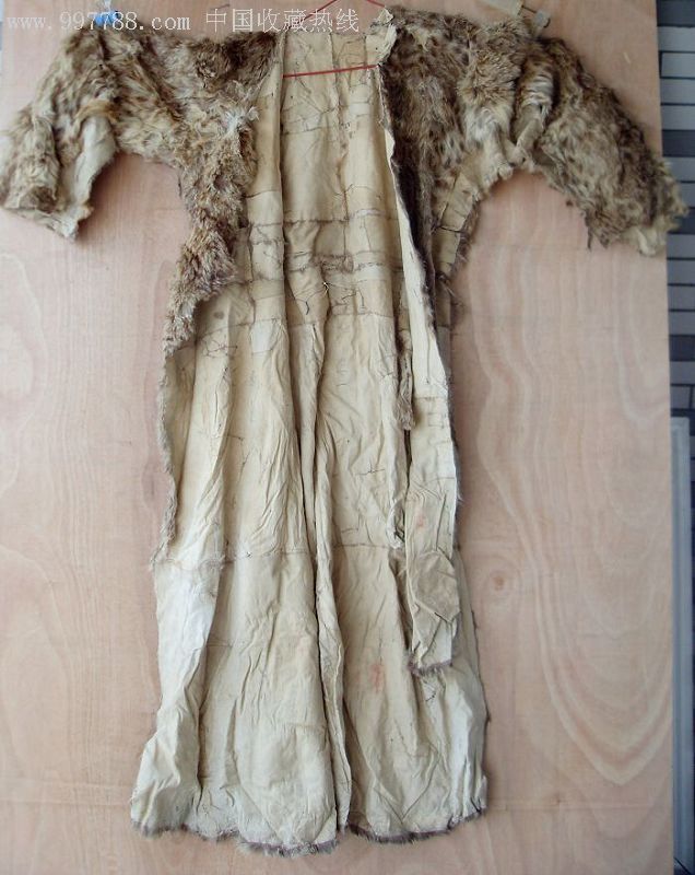 多块老动物皮毛拼缝的长褂子