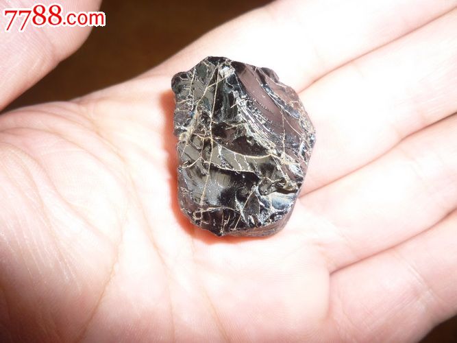 农村搬迁买的一块小石头,乌黑发亮硬度高,有人说是黑宝石!
