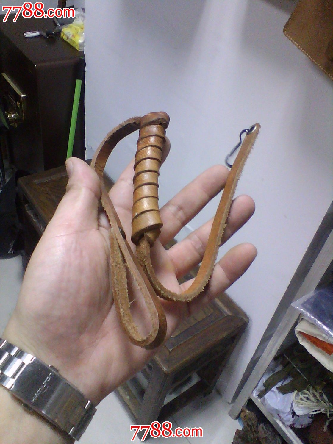 一根黄牛皮的手枪绳