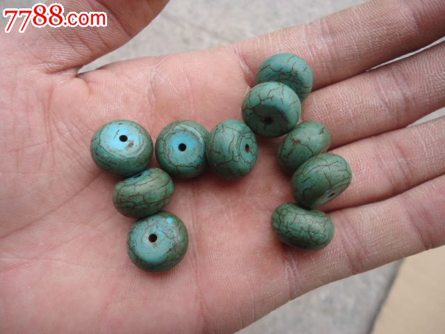 出土的清代绿松石算盘形珠子一把