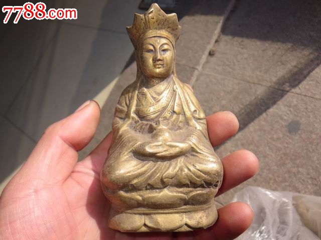 戴帽子的菩萨铜像