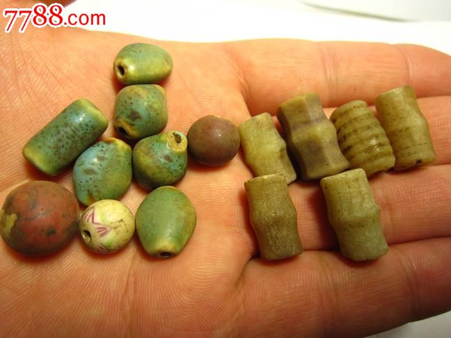 的老珠子共25颗,清代的老玉管珠(蛹珠)有15颗,第一次见到出土的老玉