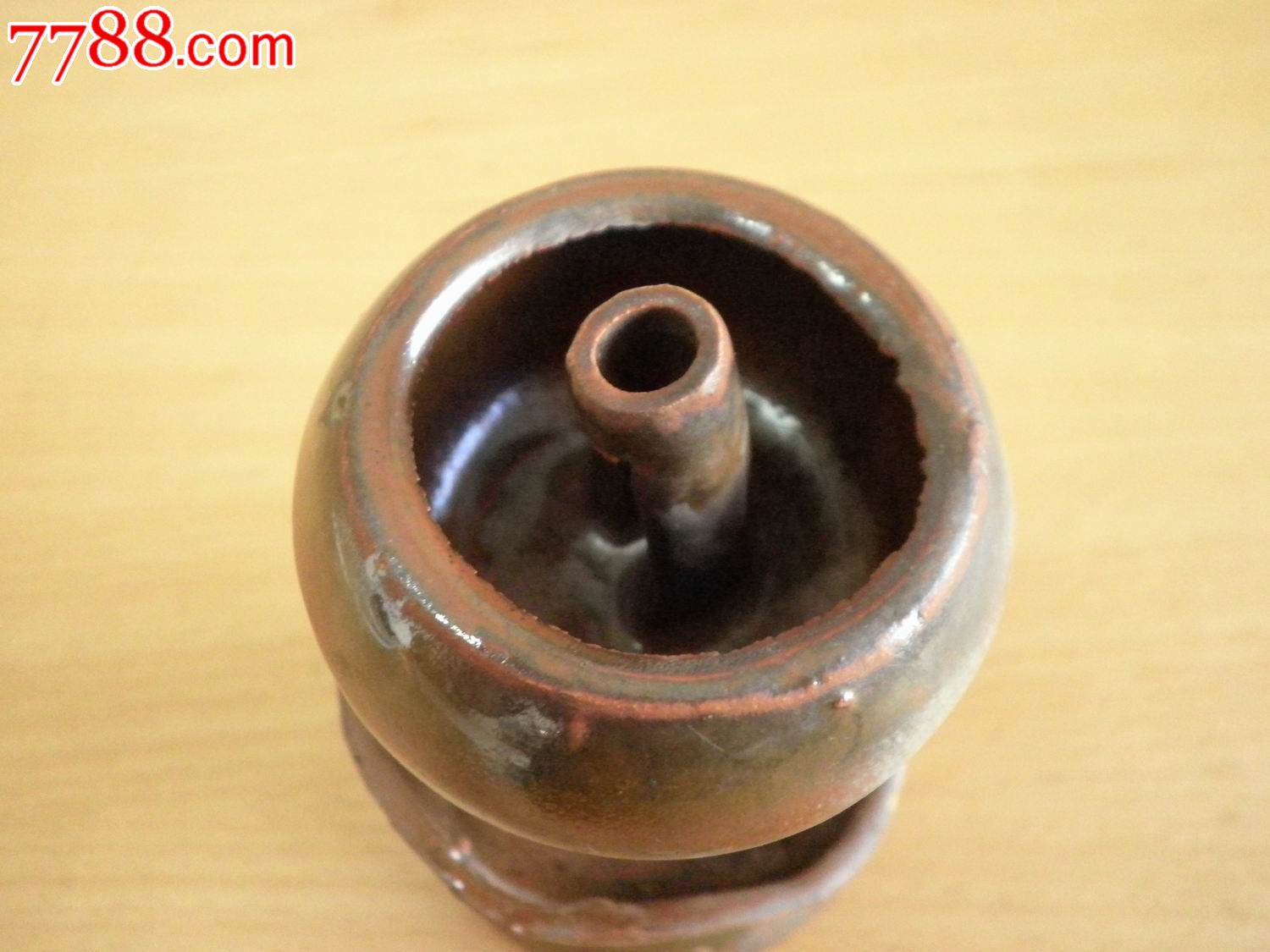 手持酱釉油灯一个